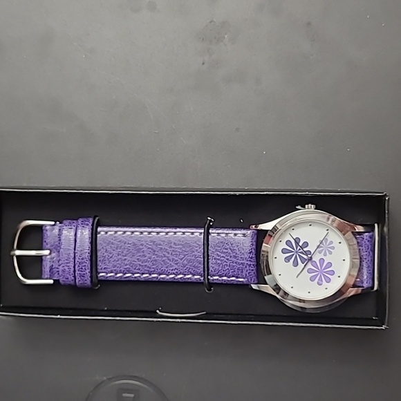 New in Box Avon Purple Flower Watch NWT NIB Vintage Retro - Picture 3 of 3